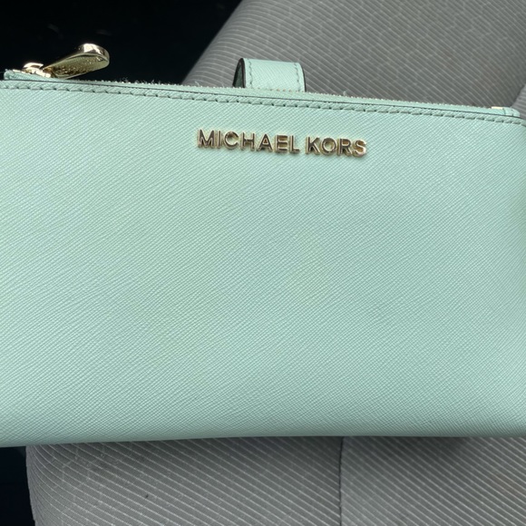 Michael Kors wristlet - Picture 1 of 5